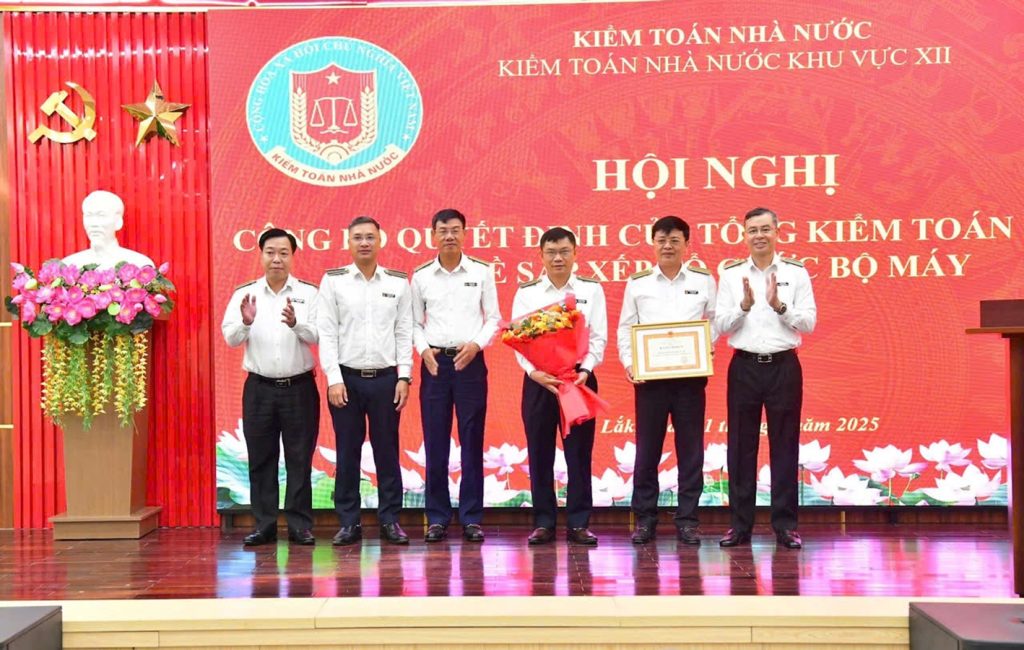 Tổng Kiểm toán nhà nước Ngô Văn Tuấn và Phó Tổng Kiểm toán nhà nước Doãn Anh Thơ tặng Bằng khen và hoa chúc mừng KTNN khu vực XII