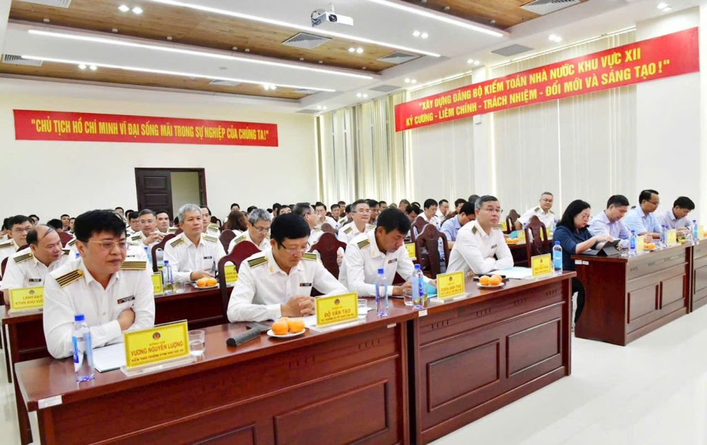 Các lãnh đạo KTNN và lãnh đạo địa phương và đông đảo đại biểu tham dự Hội nghị