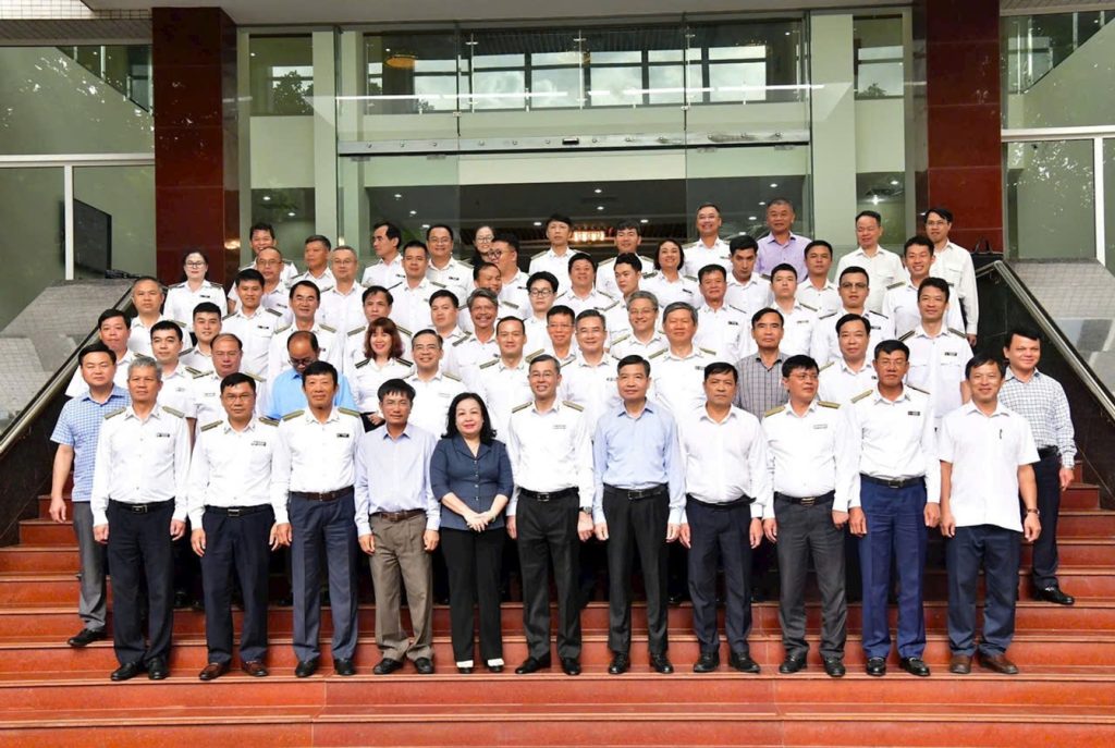 Tổng Kiểm toán nhà nước Ngô Văn Tuấn và các đại biểu chụp ảnh lưu niệm cùng các lãnh đạo, công chức, người lao động KTNN khu vực XII