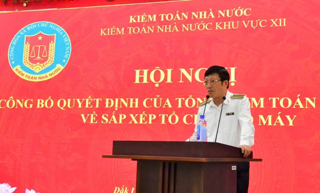 Vụ trưởng Vụ Tổ chức cán bộ Đỗ Văn Tạo công bố Nghị quyết của Ủy ban Thường vụ Quốc hội và Quyết định của Tổng Kiểm toán nhà nước