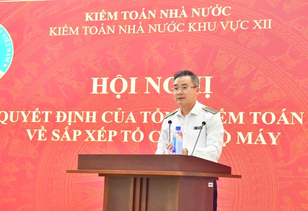 Chánh Văn phòng KTNN Lê Tùng Lâm công bố Quyết định tặng Bằng khen của Tổng Kiểm toán nhà nước cho KTNN khu vực XII